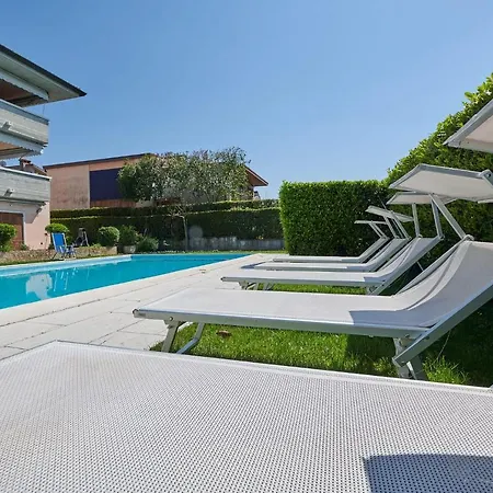 Front Lake Rainer Daire *